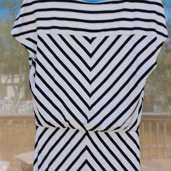 White House Black V-Neck Sheath Black White Small Dress - Picture 5 of 6